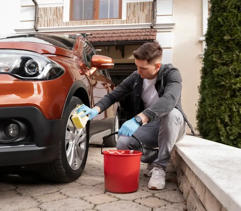 Lavage auto à domicile Destord : professionnel intervenant sur un véhicule